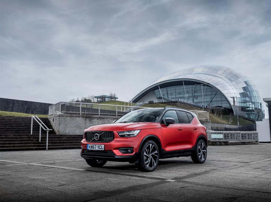  Volvo XC40 D4 R-Design 2017 года  (UK) (фото 23 из 40)